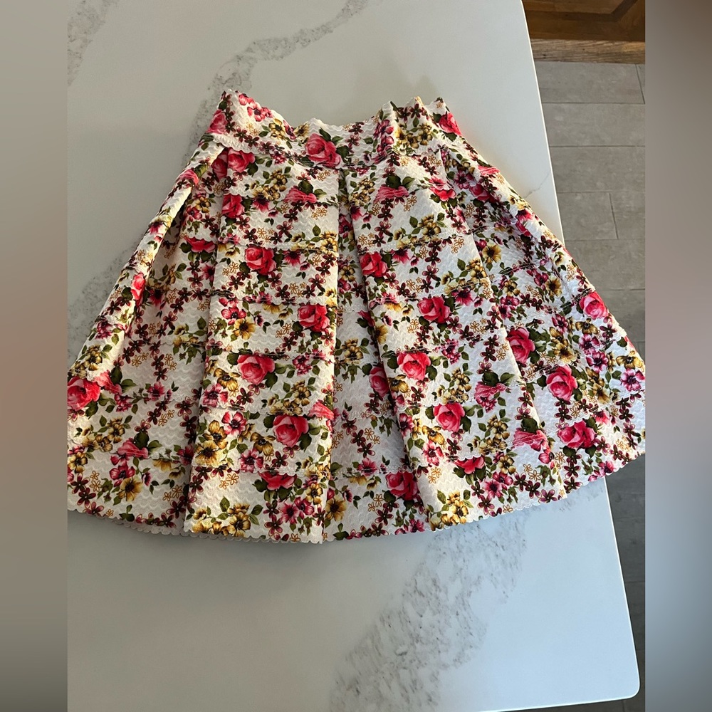 Fabulous flowered skirt from aqua. Size medium.